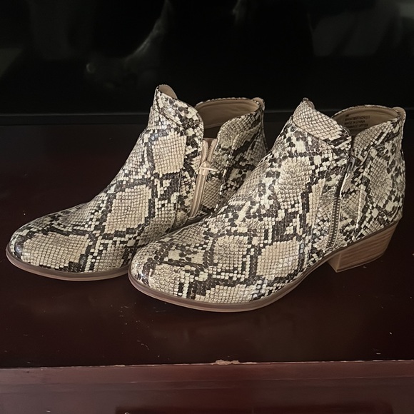 MIA ankle boots. Only worn once, great condition! Size 8 OBO - Picture 2 of 4